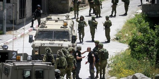 Israeli Occupation forces arrest 12 Palestinians in the West Bank