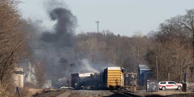 Otro tren que transporta materiales de riesgo en EEUU se descarrila