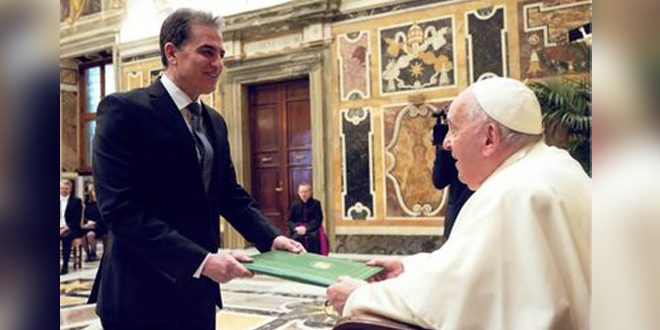 Papa del Vaticano recibe credenciales del embajador sirio