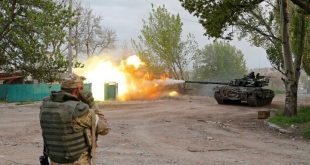 Dos tanques rusos destruyen una columna de 15 blindados ucranianos, algunos suministrados por Bretaña
