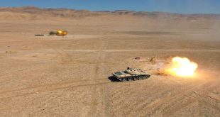 Ejército sirio realiza ejercicios con munición real en el desierto del país