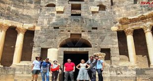 Turistas de varias nacionalidades visitan la antigua ciudad de Bosra, Deraa
