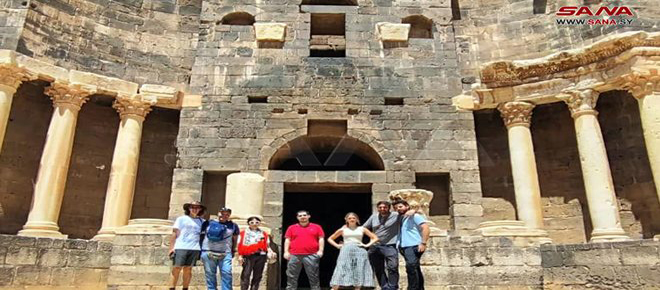 Turistas de varias nacionalidades visitan la antigua ciudad de Bosra, Deraa