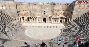 Turistas de Singapur y EE.UU visitan la antigua ciudad siria de Bosra