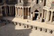 12 turistas extranjeros visitan ciudad antigua de Bosra y exploran sus monumentos