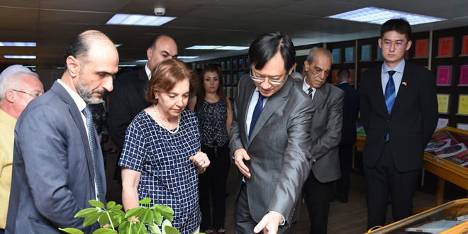 קבוצת ספרים סיניים מתנה לספריית אל-אסד שבדמסק