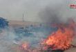 إخماد حريق في حقل للقمح في بلدة الطيبة بريف درعا الشرقي