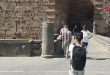 مجموعة سياحية أجنبية تزور بصرى الشام وتطلع على معالمها التاريخية