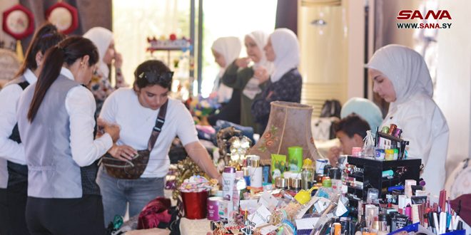 Féminas sirias exhiben sus creaciones artesanales en una feria en Homs