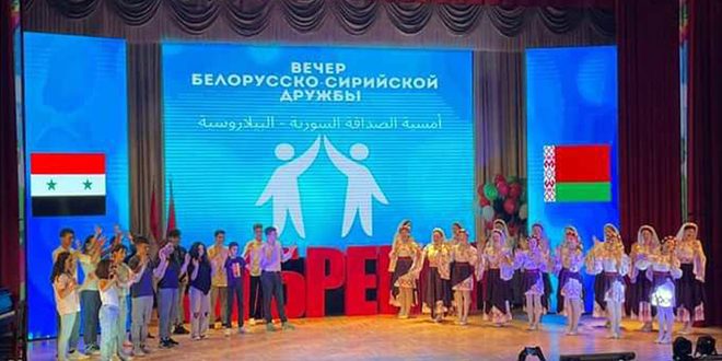 Les étudiants des instituts arabes de musique présentent une performance musicale artistique lors d’une soirée au camp de santé à Bélarus